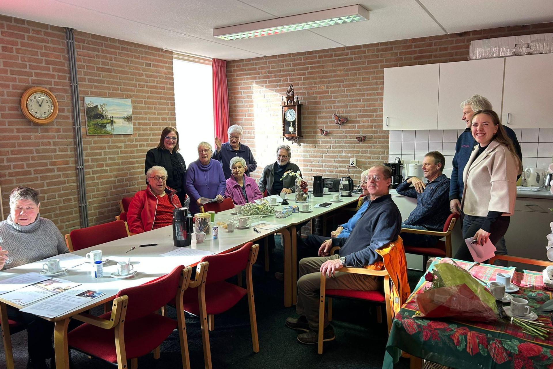 Op de foto staan bewoners van de appartementen die Actium gaat verhuren